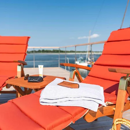 Hausboot Smaragd Mit Grossem Sonnendeck Und Inklusive Waeschepaketen Барт