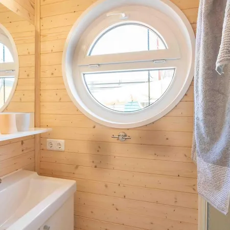 Hausboot Smaragd Mit Grossem Sonnendeck Und Inklusive Waeschepaketen * Барт