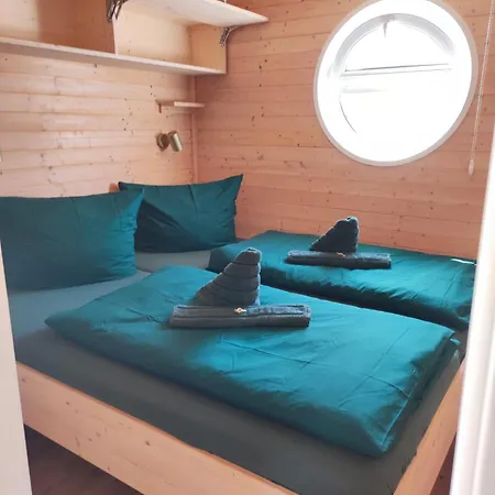 Hausboot Smaragd Mit Grossem Sonnendeck Und Inklusive Waeschepaketen Дом отдыха Барт